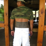 Ein junger Samoaner zeigt uns freudig seinen Maitai Tattoos